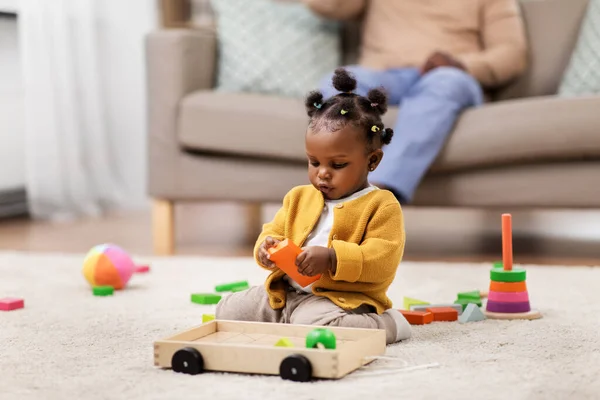 Afrikalı bebek evde oyuncak bloklarıyla oynuyor. — Stok fotoğraf