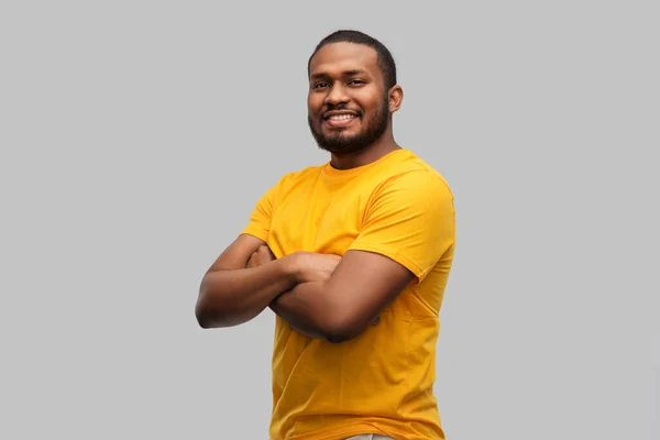 Sorridente afro-americano homem com braços cruzados — Fotografia de Stock