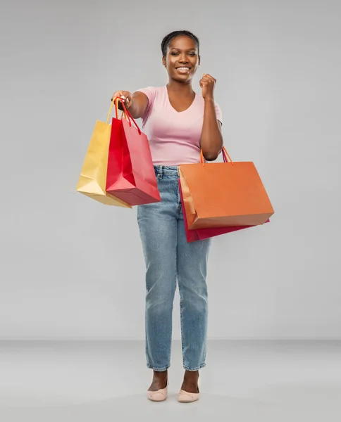 Mujer afroamericana feliz con bolsas de compras — Foto de Stock