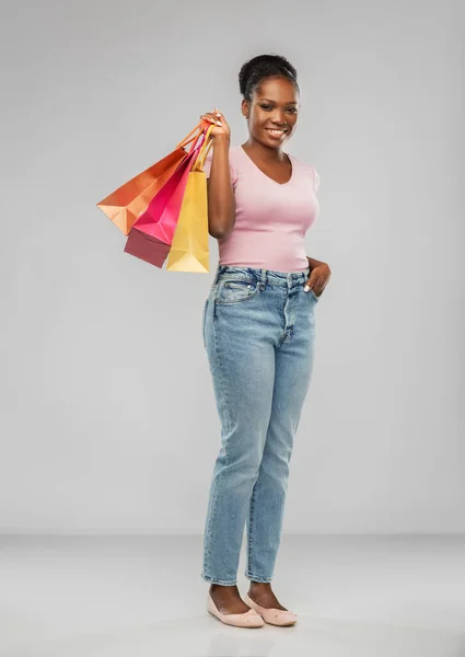 Mujer afroamericana feliz con bolsas de compras — Foto de Stock