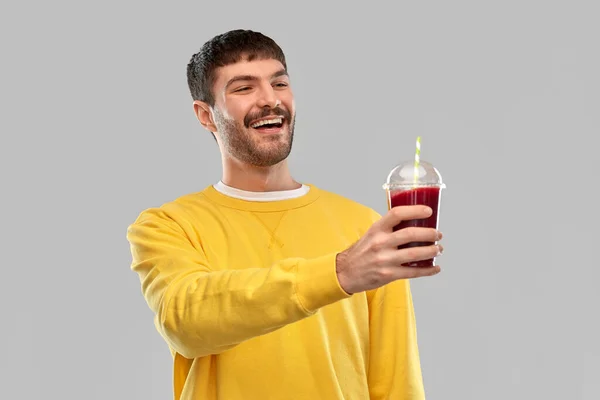 Ευτυχισμένος άνθρωπος με χυμό ντομάτας στο κύπελλο takeaway — Φωτογραφία Αρχείου