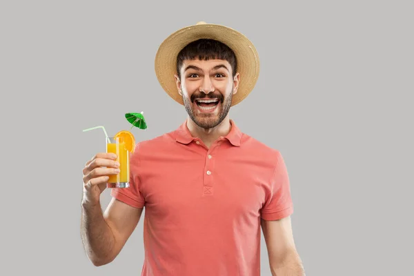 Glad man i halmhatt med apelsinjuice cocktail — Stockfoto