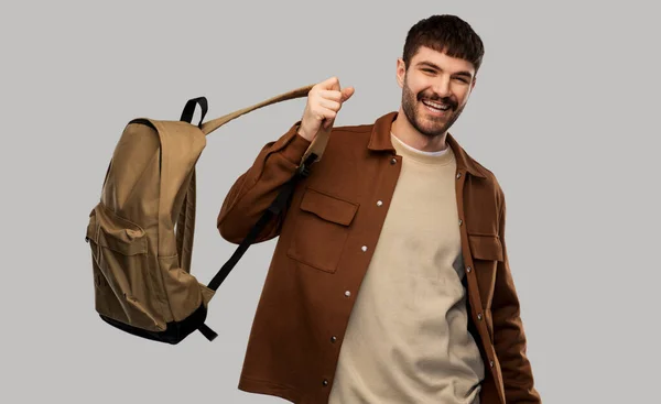 Feliz sorrindo jovem em óculos com mochila — Fotografia de Stock