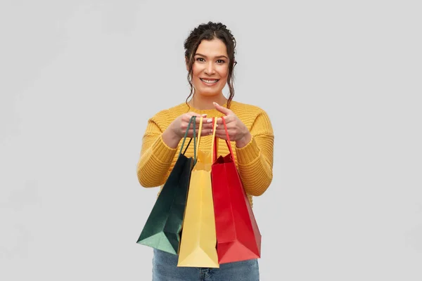Felice sorridente giovane donna con le borse della spesa — Foto Stock