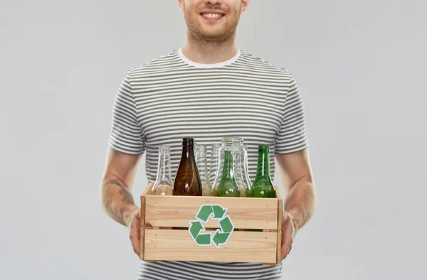 Leende ung man sortera glas avfall — Stockfoto