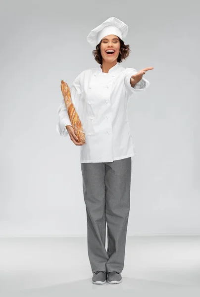 Felice chef donna con pane francese o baguette — Foto Stock