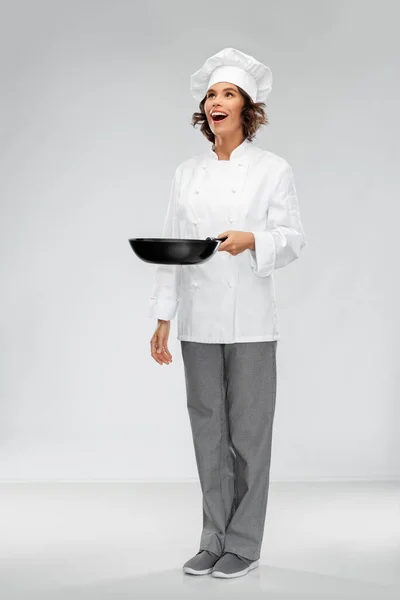 带着油锅，笑容满面的女厨师 — 图库照片