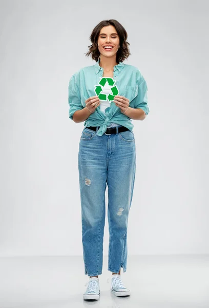 Uśmiechnięta młoda kobieta trzymająca zielony znak recyklingu — Zdjęcie stockowe