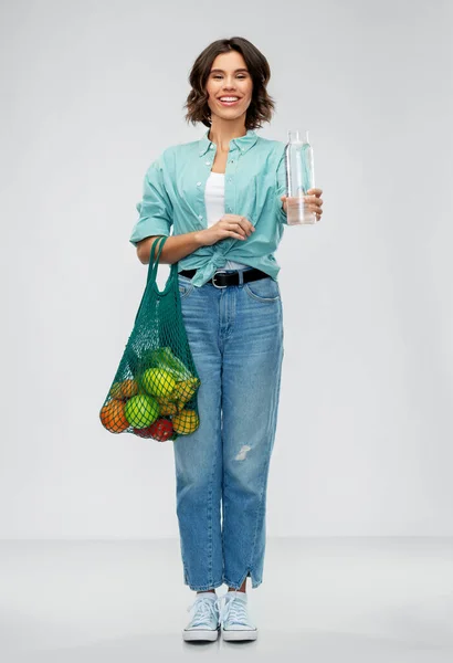 Frau mit Tasche zum Lebensmitteleinkauf und Glasflasche — Stockfoto
