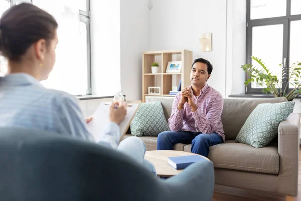 Man en psycholoog op psychotherapiesessie — Stockfoto