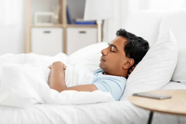 Hombre indio durmiendo en la cama en casa — Foto de Stock