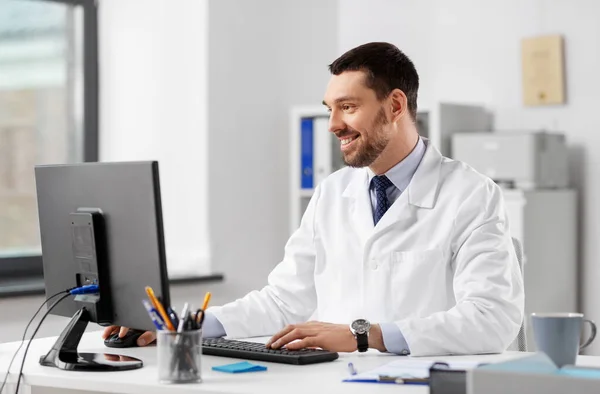 Médecin masculin avec ordinateur travaillant à l'hôpital — Photo