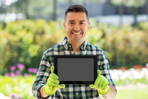 Glücklicher Mann mit Tablet-PC im Sommergarten — Stockfoto