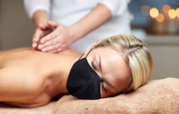 Gros plan de femme couché et ayant massage dans spa — Photo