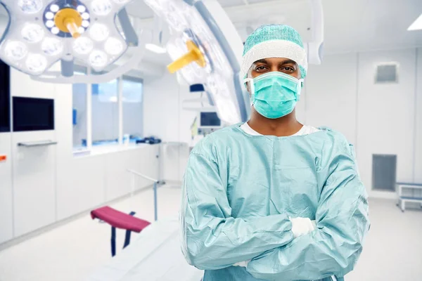 Indian manliga läkare eller kirurg över operationssalen — Stockfoto
