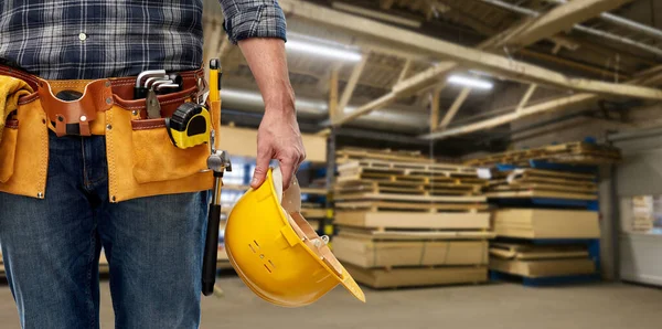 Arbeiter mit Helm und Arbeitswerkzeug — Stockfoto