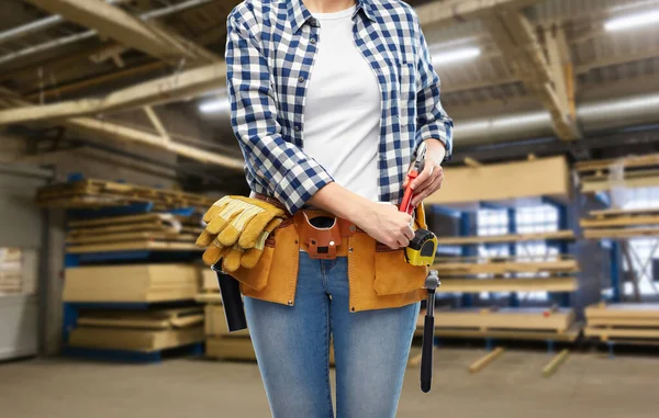 Trabalhador feminino com ferramentas na correia na fábrica — Fotografia de Stock