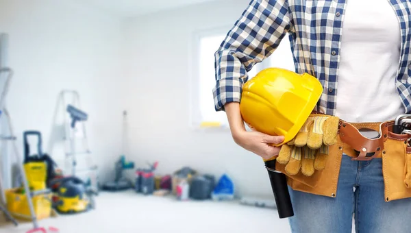 Mujer o constructor con casco y herramientas de trabajo — Foto de Stock