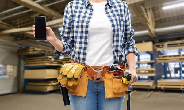 Trabajadora con teléfono y herramientas en fábrica — Foto de Stock
