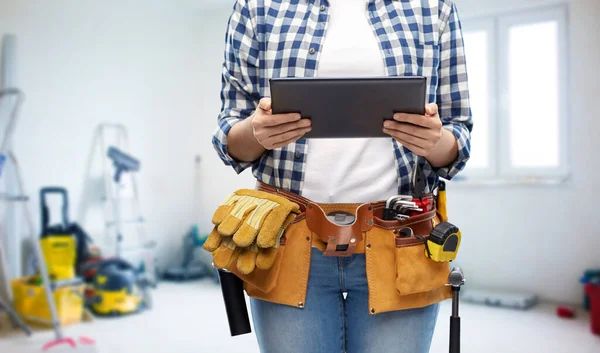 Mulher ou construtor com tablet pc e ferramentas de trabalho — Fotografia de Stock