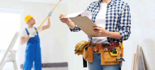 Frau mit Klemmbrett, Bleistift und Arbeitswerkzeug — Stockfoto