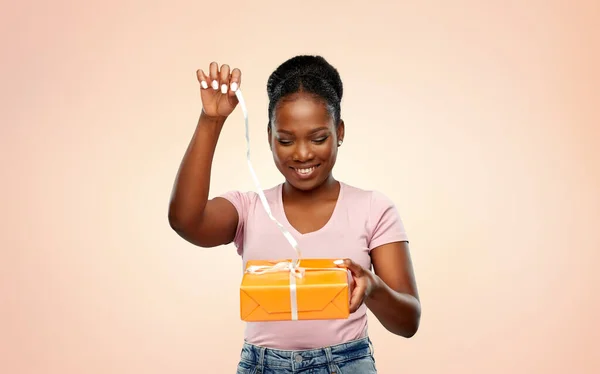 Mujer afroamericana feliz con caja de regalo — Foto de Stock