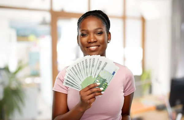 Mujer afroamericana feliz con el dinero del euro — Foto de Stock