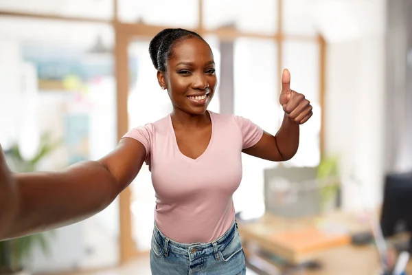 Mulher africana tomando selfie e mostrando os polegares para cima — Fotografia de Stock