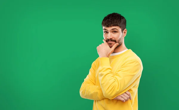 Denkende jongeman in geel sweatshirt — Stockfoto