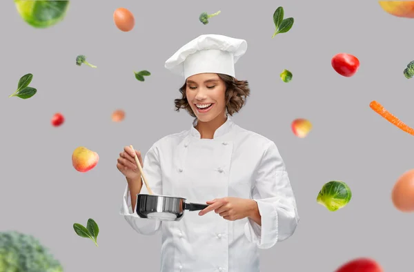 Felice chef donna sorridente con pentola sopra il cibo — Foto Stock