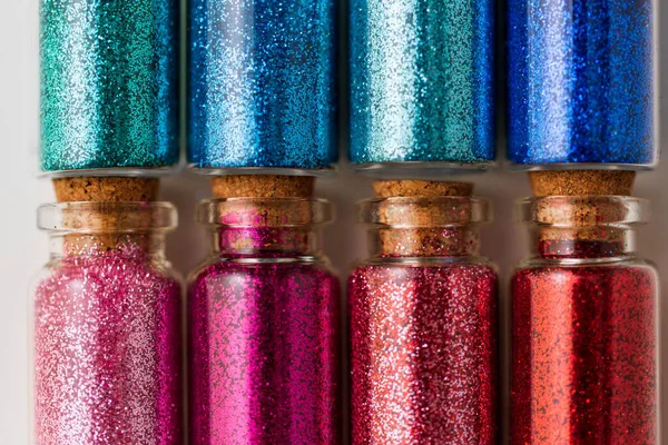 Ensemble de différentes paillettes dans de petites bouteilles en verre — Photo