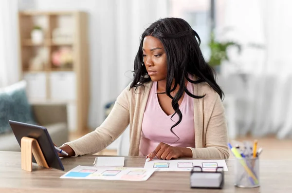 Donna africana che lavora sul ui design a casa ufficio — Foto Stock