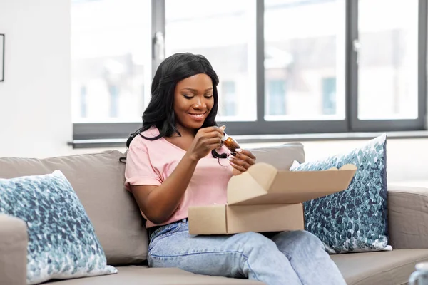 Mulher africana americana caixa de pacote de abertura em casa — Fotografia de Stock