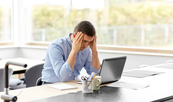 Stressad man med bärbar dator arbetar på hemmakontoret — Stockfoto