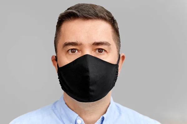 Середнього віку в захисній масці для обличчя багаторазового використання — стокове фото