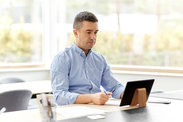 Mann mit Tablet-Computer arbeitet zu Hause im Büro — Stockfoto