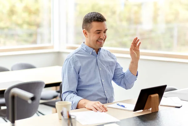 Homme avec tablette pc a appel vidéo au bureau à domicile — Photo