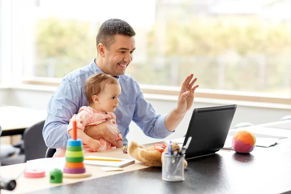 Pai com bebê trabalhando no laptop no escritório em casa — Fotografia de Stock