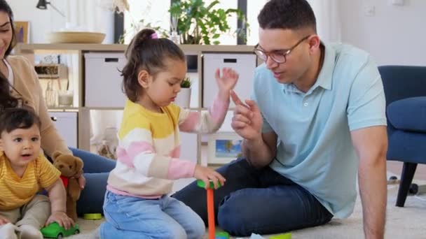 Lycklig familj med barn som leker hemma — Stockvideo