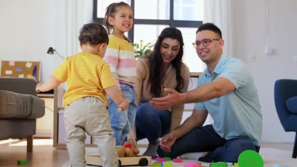 Счастливая семья с детьми, играющими дома — стоковое видео
