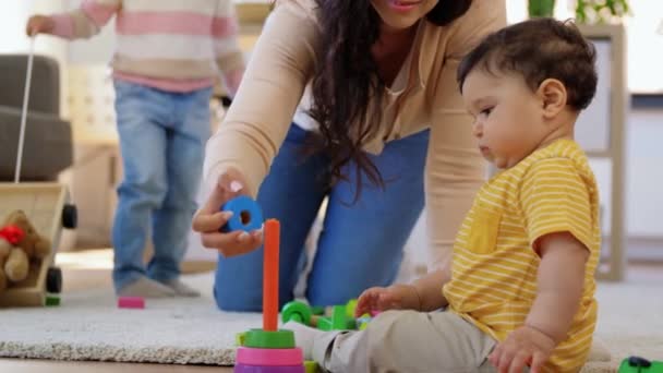 Glückliche Mutter mit Kindern, die zu Hause spielen — Stockvideo