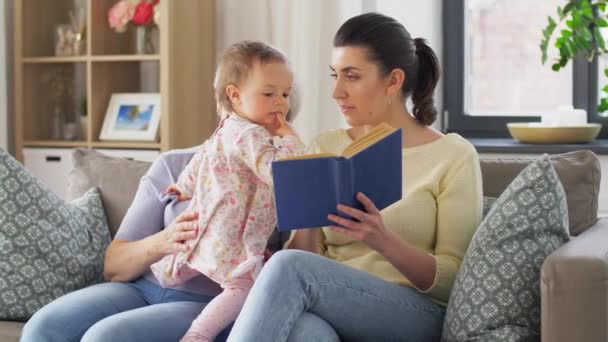 Mutter, Tochter und Großmutter zu Hause auf dem Sofa — Stockvideo