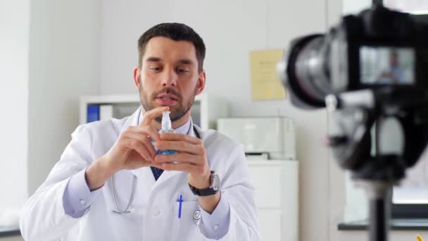 Doctor with hand sanitizer recording video blog — Stock Video