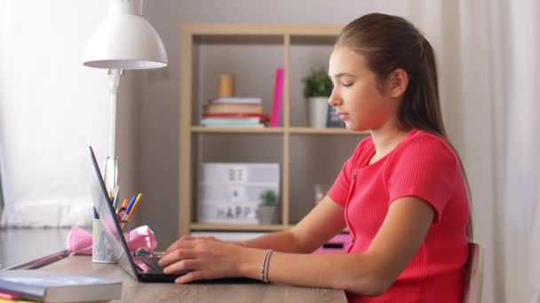 Estudante menina com computador portátil aprendizagem em casa — Vídeo de Stock