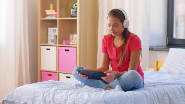 Девушка с видеозвонком на планшетном компьютере дома — стоковое видео