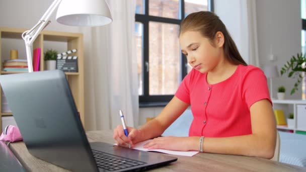 Tonårsstudent flicka skriva till anteckningsbok hemma — Stockvideo