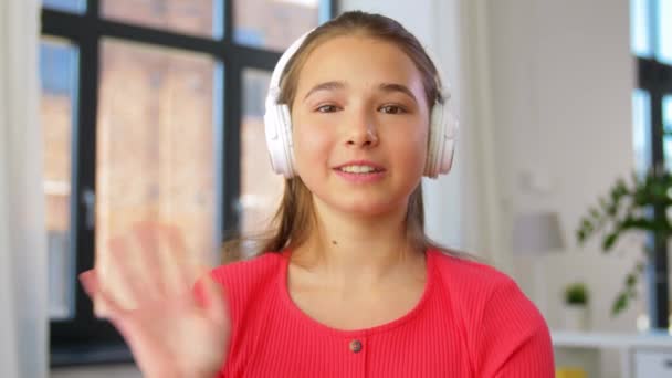 Blogger adolescente en auriculares en casa — Vídeo de stock