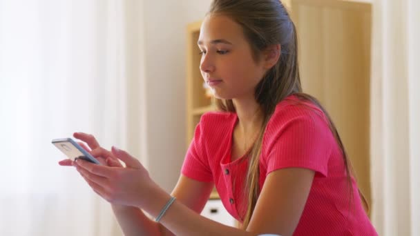 Έφηβος κορίτσι γραπτών μηνυμάτων στο smartphone στο σπίτι — Αρχείο Βίντεο