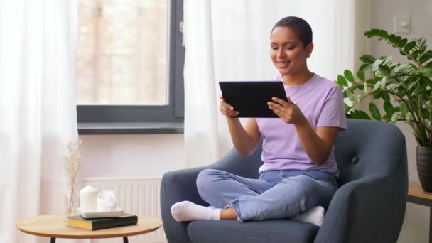 집에 태블릿 PC 가 있는 아프리카계 미국 여성 — 비디오