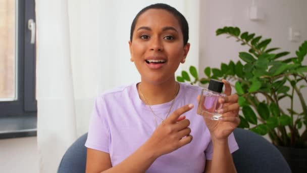 Vrouw schoonheid blogger het maken van review van parfum — Stockvideo